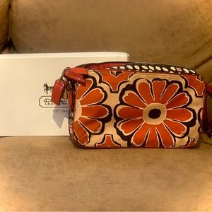 Coach Poppy Flower Cross Body. Desert Sky Red
Patent Leather Canvas